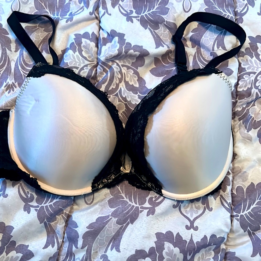 38dd Victoria’s Secret bra